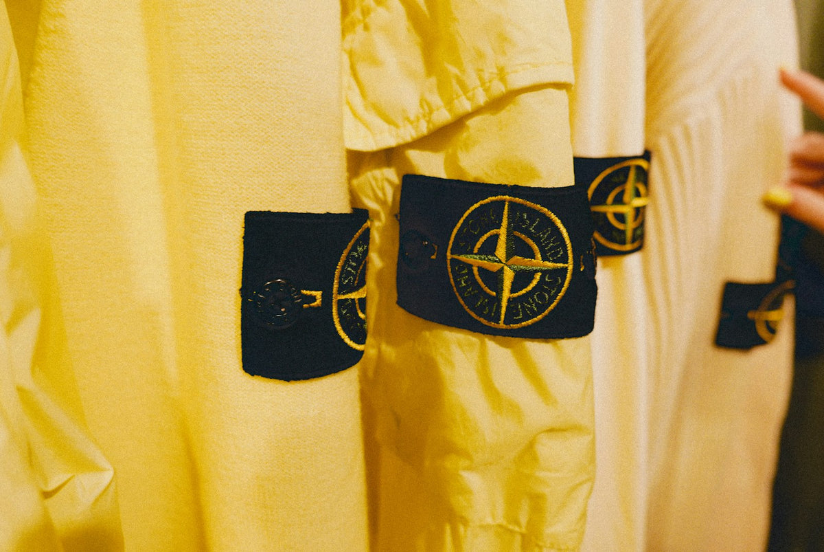 Veste jaune Stone Island avec écussons boussole sur la manche